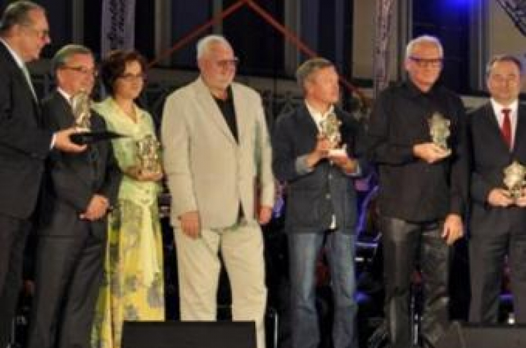 Nagrodzeni na uroczystej Gali 2. Zamojskiego Festiwalu Filmowego na Rynku w Zamościu. Fot. ZFF „Spotkania z historią”