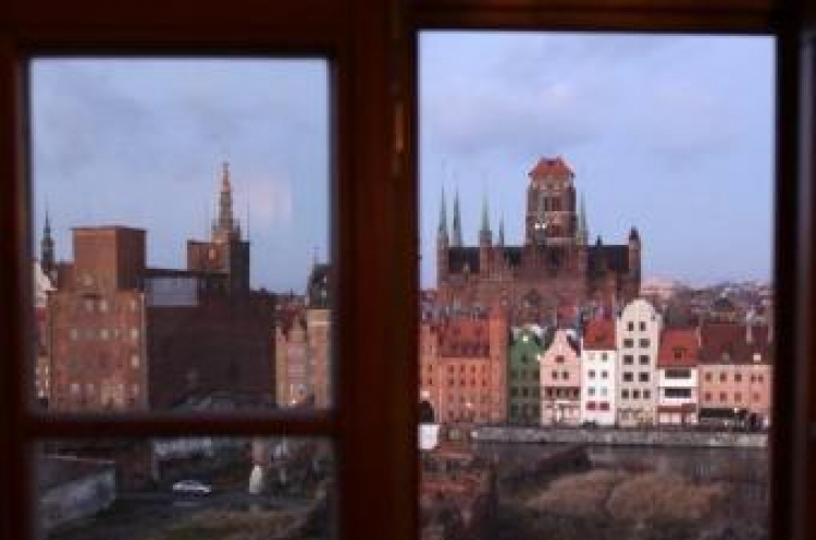 Widok na Wyspę Spichrzów oraz panorama miasta Gdańska. Fot. PAP/R. Jocher