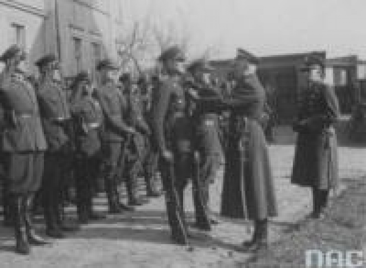 Nadkom. Hałgas dekoruje brązowym Krzyżem Zasługi podoficerów Straży Granicznej. Inspektorat w Lesznie 1934 r. Fot. NAC