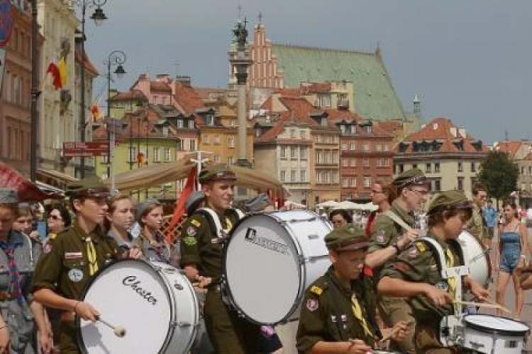 Defilada harcerzy uczestniczących w obchodach 70. rocznicy powstania warszawskiego. Fot. PAP/R. Pietruszk