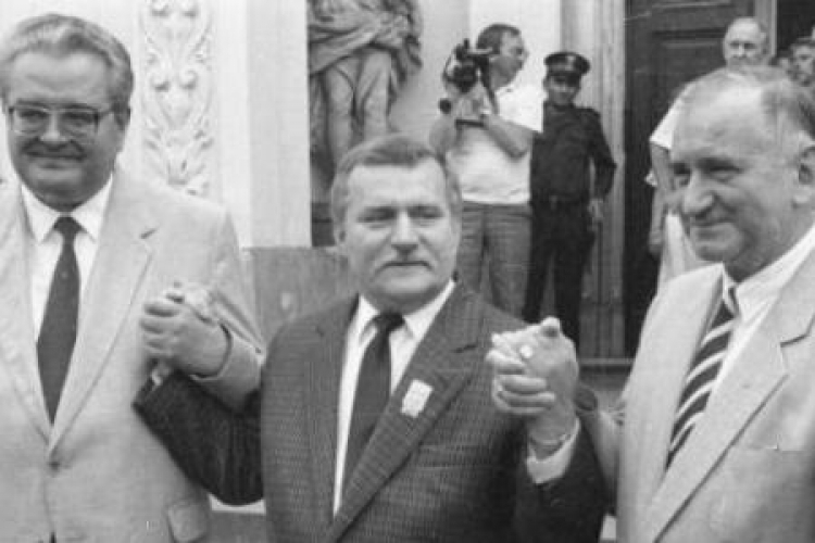 Roman Malinowski, Lech Wałęsa i Jerzy Jóźwiak zawarli formalne porozumienie o koalicji. Fot. PAP/CAF/M. Szyperko