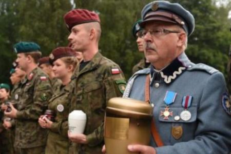 Uroczystość złożenia urn z ziemią z miejsc związanych z historią Polski na Kopcu Piłsudskiego. Fot. PAP/J. Bednarczyk