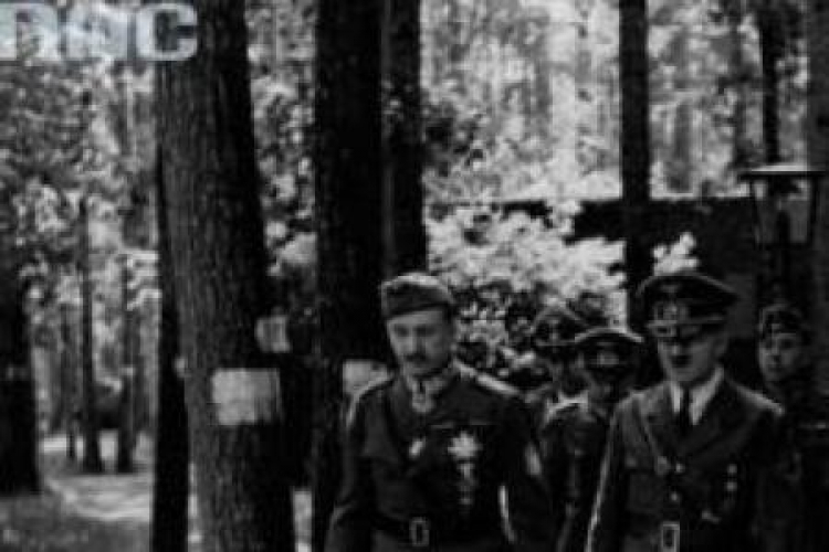 Wizyta marszałka Finlandii Carla Mannerheima w kwaterze głównej Adolfa Hitlera w Gierłoży. Lato 1942 r. Fot. NAC