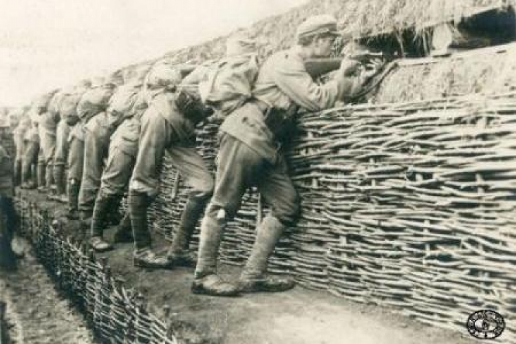 Legioniści stoją na stanowiskach w okopie pod Rarańczą. Lato 1915 r. Źródło: CAW