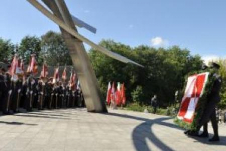 Obchody Święta Lotnictwa Polskiego przed pomnikiem Ku Czci Lotników Polskich Poległych w l. 1939-1945. Fot. PAP/M. Obara