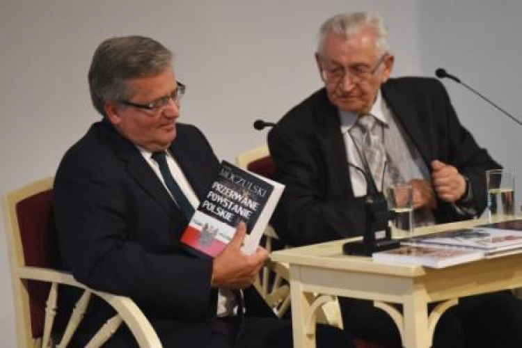 Prezydent Bronisław Komorowski i historyk Leszek Moczulski. Fot. PAP/J. Bednarczyk