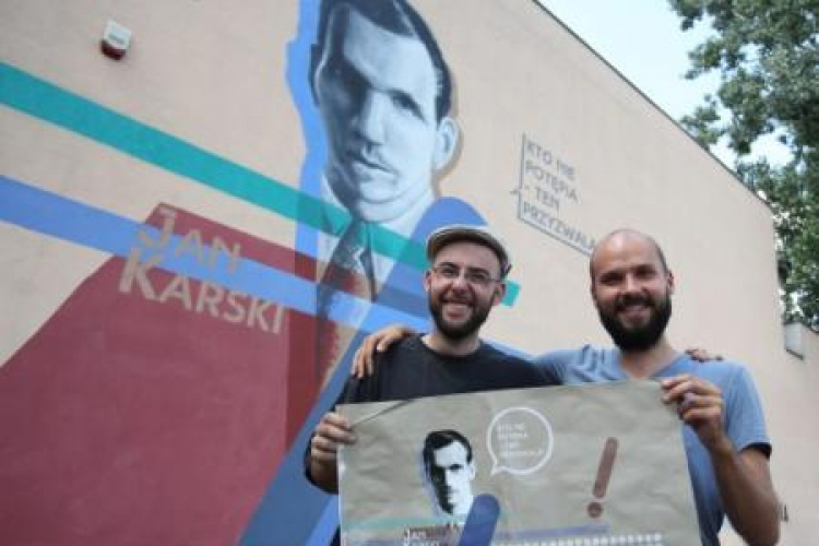 Artysta Marcin "Malik" Malicki (L) i koordynator projektu Łukasz Grajewski. Fot. PAP/L. Szymański