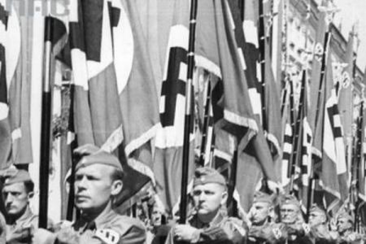Defilada z okazji "Dnia NSDAP" na pl. Hitlera (obecnie Rynek Główny) w okupowanym Krakowie. Sierpień 1941 r. Fot. NAC