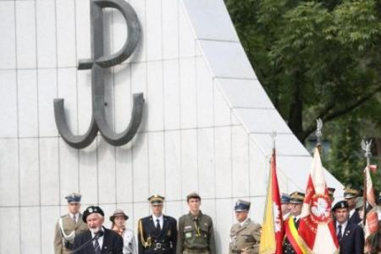 Uroczystości pod pomnikiem Polskiego Państwa Podziemnego i AK. Fot. PAP/L. Szymański Uroczystości pod pomnikiem Polskiego Państwa Podziemnego i AK. Fot. PAP/L. Szymański