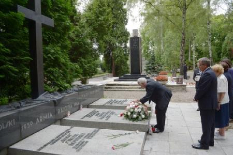 Uroczystość złożenia kwiatów na Powązkach. Fot. PAP/R. Pietruszka