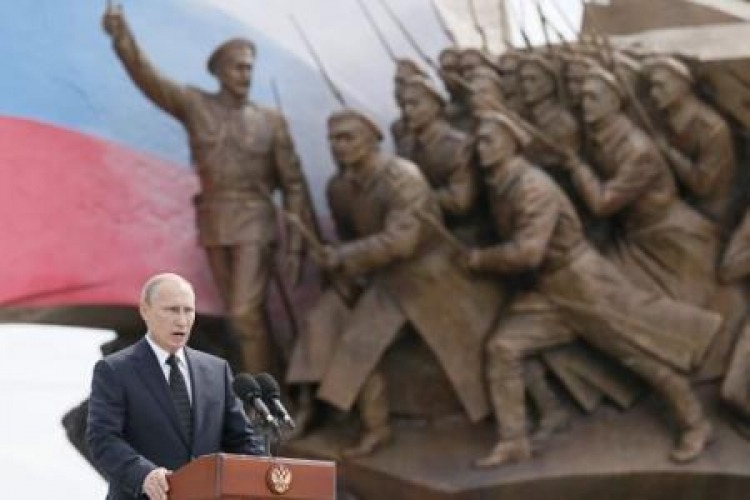 Prezydent Rosji Władimir Putin na ceremonii odsłonięcia w Moskwie pomnika Bohaterów Pierwszej Wojny. Fot. PAP/EPA