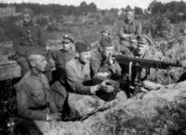 Warszawa 1920 r. Żołnierze przy stanowisku karabinów maszynowych podczas akcji w rejonie Radzymina. Fot. PAP/Archiwum