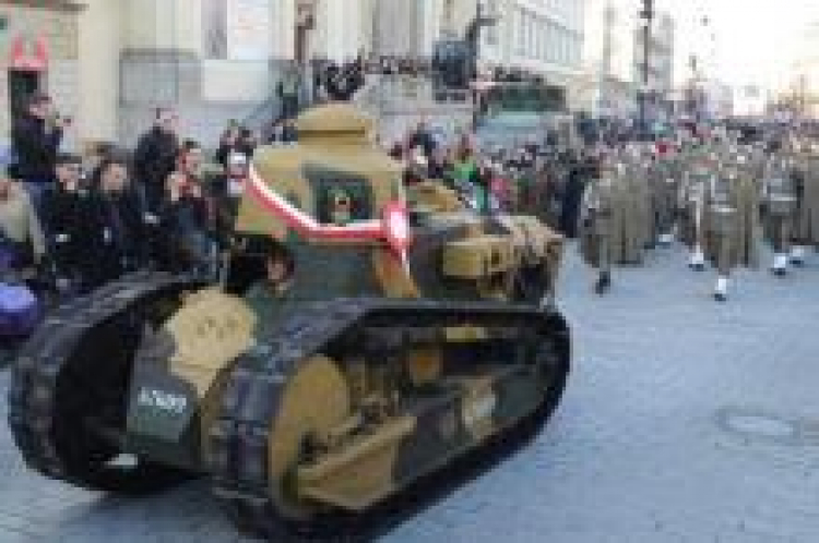 Czołg Renault FT-17 na czele marszu „Razem dla Niepodległej”. Stołeczny Trakt Królewski w 2013 r. Fot. PAP/G. Jakubowski