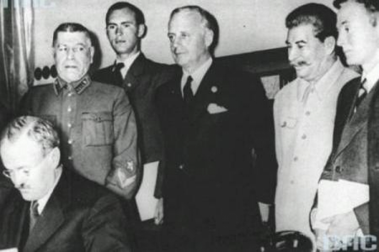 Podpisanie paktu Ribbentrop-Mołotow. Moskwa, 23 sierpnia 1939 r. Fot. NAC