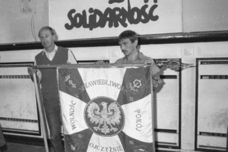 Sztandar Międzyzakładowego Komitetu Strajkowego Gdańsk 1980. Obrady KKW NSZZ „S” w 1989 r. Fot. PAP/CAF/S. Kraszewski