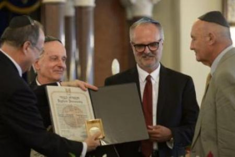 Zvi Rav-Ner, Stanisław i Jan Miernowscy, Antoni Mosingiewicz podczas uroczystości wręczenia odznaczeń. Fot. PAP/M. Obara