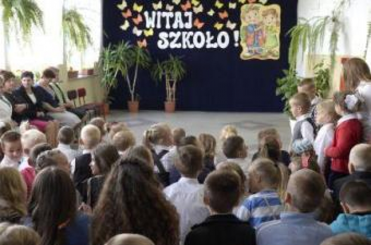 Inauguracja roku szkolnego 2013/14 w Szkole Podstawowej w Torkach (Podkarpackie). Fot. PAP/D. Delmanowicz