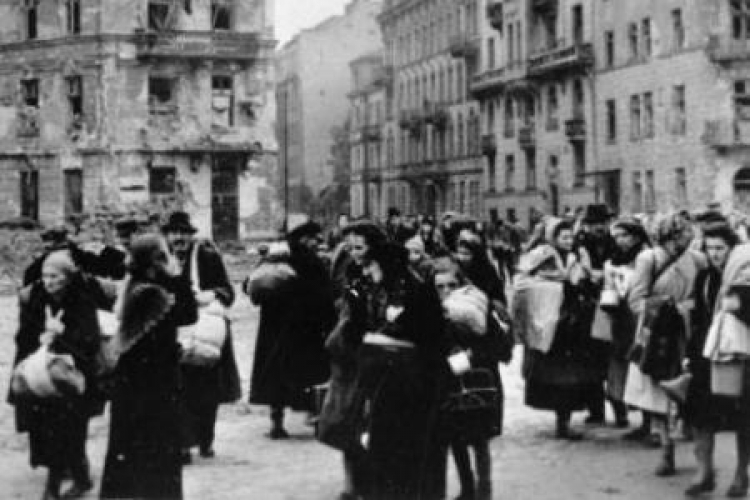 Ludność cywilna opuszcza gruzy Warszawy po ustaniu walk powstańczych. Październik 1944 r. Fot. PAP/CAF