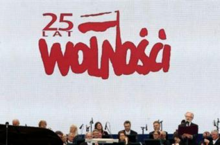 Andrzej Seweryn odczytuje Warszawską Deklarację Wolności podczas uroczystości 25-lecia Wolności. Fot. PAP/T. Gzell