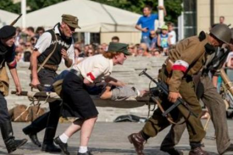 Inscenizacja walk i epizodów z powstania warszawskiego na Rynku we Wrocławiu. Fot. PAP/M. Kulczyński