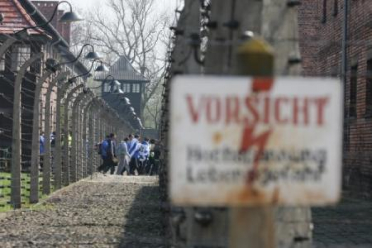 Uczestnicy Marszu Żywych idą tzw. Drogą Śmierci z KL Auschwitz I do KL Auschwitz II-Birkenau. Fot. PAP/S. Rozpędzik