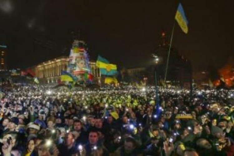 Protestujący w centrum Kijowa świętują Nowy Rok 2014. Fot. PAP/EPA
