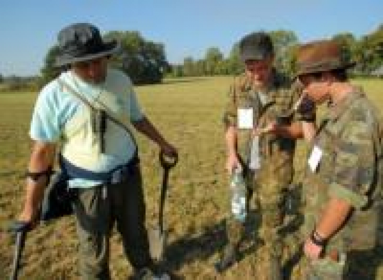  Archeolodzy i detektoryści na polach grunwaldzkich. Fot. PAP/T. Waszczuk