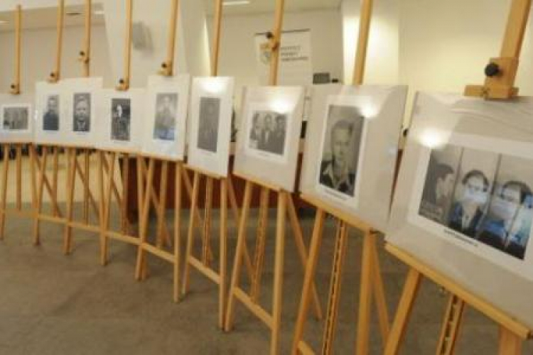 Zdjęcia kolejnych zidentyfikowanych żołnierzy - ofiar terroru komunistycznego. Sierpień 2013 r. Fot. PAP/G. Jakubowski