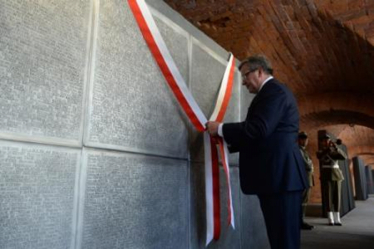 Prezydent Bronisław Komorowski odsłonił tablice z nazwiskami zamordowanych w Lesie Katyńskim. Fot. PAP/J. Turczyk