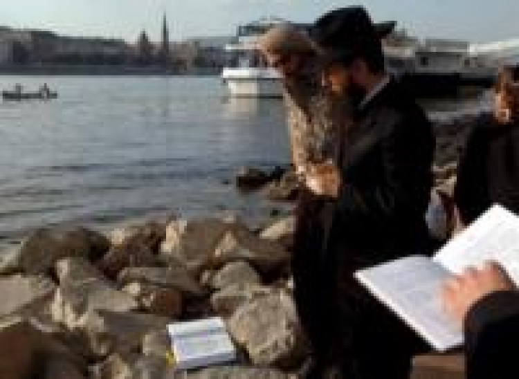 Rabin prowadzi modlitwę na brzegu Dunaju w Budapeszcie w ramach obchodów Rosz Haszana. Fot. PAP/EPA
