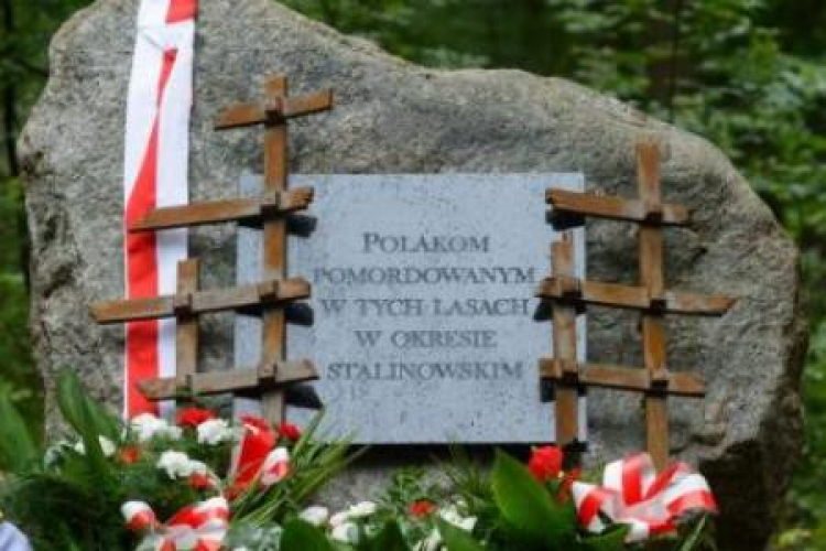 Uroczyste odsłonięcie pomnika upamiętniającego ofiary stalinizmu. Nadleśn. Babki pod Poznaniem. Fot. PAP/J. Kaczmarczyk