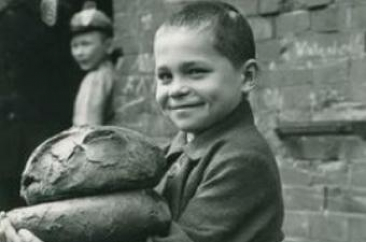 8-letni Wincenty Rakowski, któremu Niemcy zabili rodziców. Warszawa, 1946. Fot. John Vachon