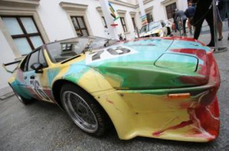 Model BMW M1 autorstwa Andy'ego Warhola zaprezentowany w Centrum Sztuki Współczesnej w Warszawie. Fot. PAP/L. Szymański