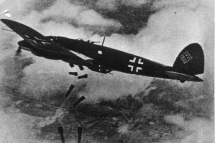 Samolot niemieckiej Luftwaffe - Heinkel He 111 - bombardujący we wrześniu 1939 r. Warszawę. Fot. PAP/Reprodukcja