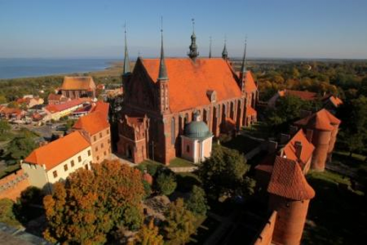 Panorama Wzgórza Katedralnego we Fromborku. Fot. PAP/T. Waszczuk