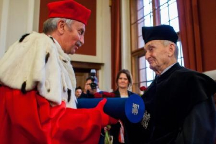 Prof. Henryk Samsonowicz oraz rektor UAM prof. Bronisław Marciniak. Poznań, 15.10.2014. Fot. PAP/P. Jaskółka