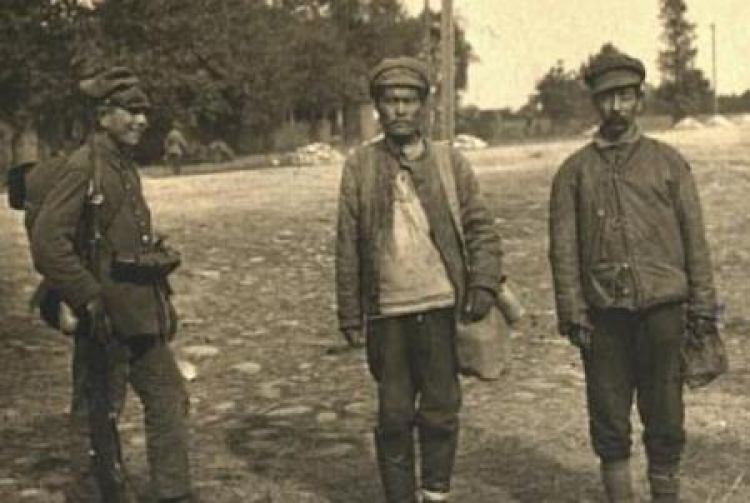Żołnierze sowieccy wzięci do niewoli pod Radzyminem. 08.1920. Fot. CAW 