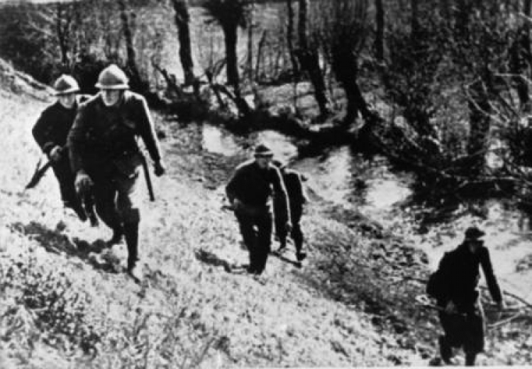 Polscy żołnierze idą do ataku. Kock, 02.10.1939 r. Fot. PAP/CAF/Reprodukcja