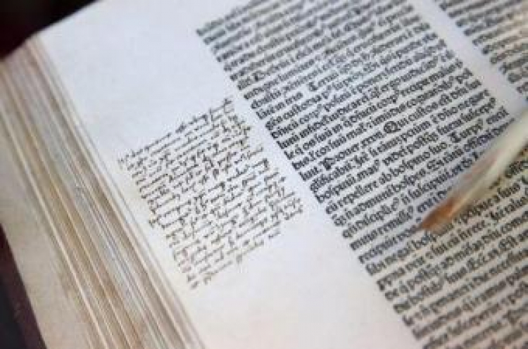 Notatki Mikołaja Kopernika w jednej z ksiąg, zaprezentowane na wystawie „Co napisał Kopernik?”. Fot. PAP/T. Waszczuk