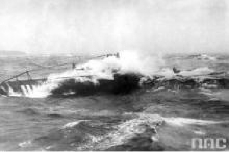 Niemiecki okręt podwodny podczas sztormu. Źródło: NAC