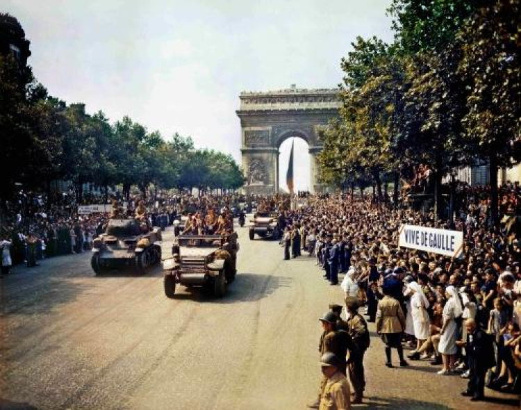 Mieszkańcy Paryża witają wkraczające oddziały alianckie. 22 sierpnia 1944 r.