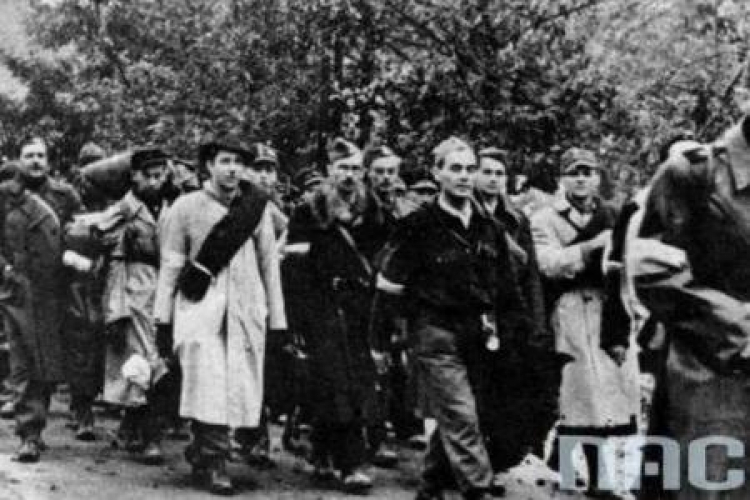 Powstanie warszawskie - oddziały Armii Krajowej opuszczają miasto po kapitulacji. 10.1944. Fot. NAC