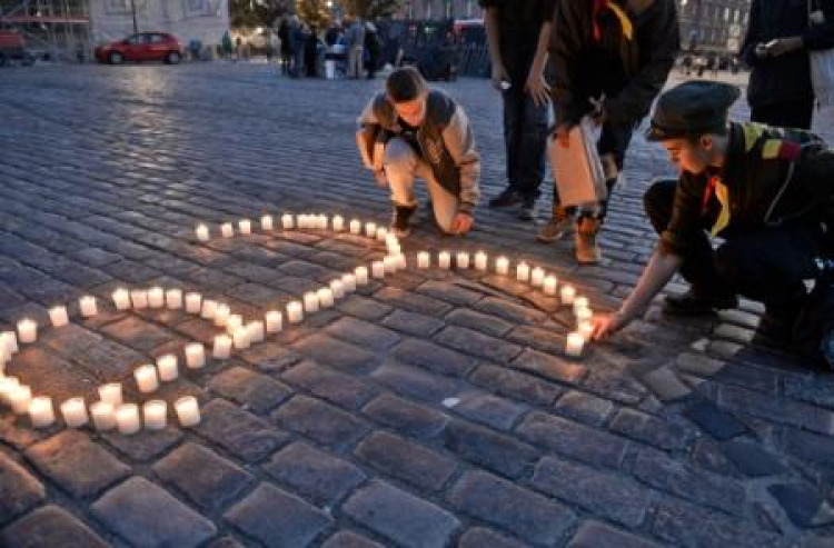 Tysiące zniczy zapłonęło na ulicach Warszawy w 70. rocznicę zakończenia powstania warszawskiego. Fot. PAP/M. Obara Tysiące zniczy zapłonęło na ulicach Warszawy w 70. rocznicę zakończenia powstania warszawskiego. Fot. PAP/M. Obara