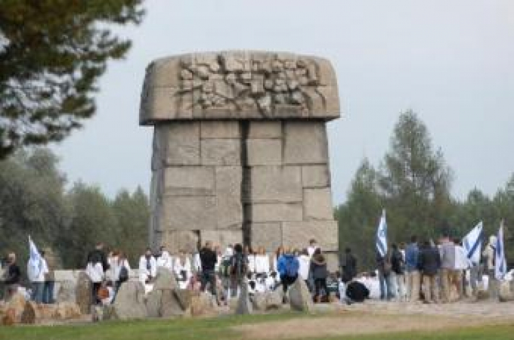 Izraelska młodzież zwiedza były niemiecki oboz zagłady w Treblince. Fot. PAP/P. Piątkowski