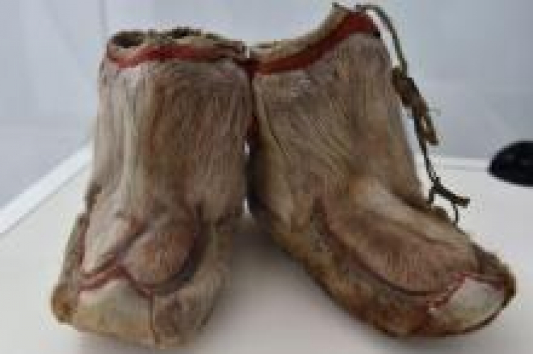 140-letnie buty ze skóry renifera w Muzeum Etnograficznym w Krakowie. Fot. PAP/J. Bednarczyk