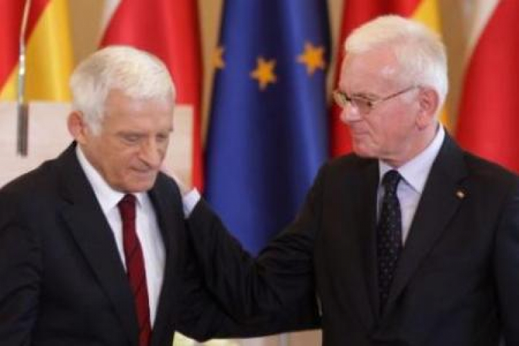 Byli przewodniczący Parlamentu Europejskiego: Jerzy Buzek i Hans-Gert Poettering. Fot. PAP/B. Zborowski