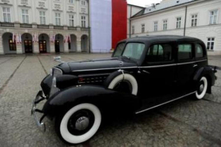 Odrestaurowany cadillac marsz. Piłsudskiego, jedna z atrakcji marszu „Razem dla Niepodległej”. Fot. PAP/B. Zborowski