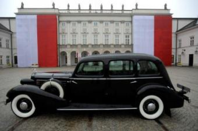 Odrestaurowany Cadillac 355D marszałka Józefa Piłsudskiego przed Pałacem Prezydenckim. Fot. PAP/B. Zborowski