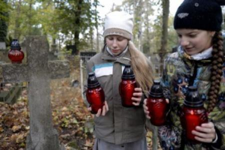 Akcja Światełko Pamięci dla Cmentarza Łyczakowskiego. 01.11.2014. Fot. PAP/D. Delmanowicz