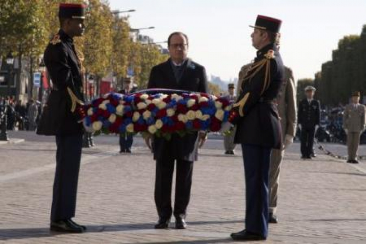 Prezydent Francois Hollande składa wieniec na Grobie Nieznanego Żołnierza pod Łukiem Triumfalnym w Paryżu. Fot. PAP/EPA